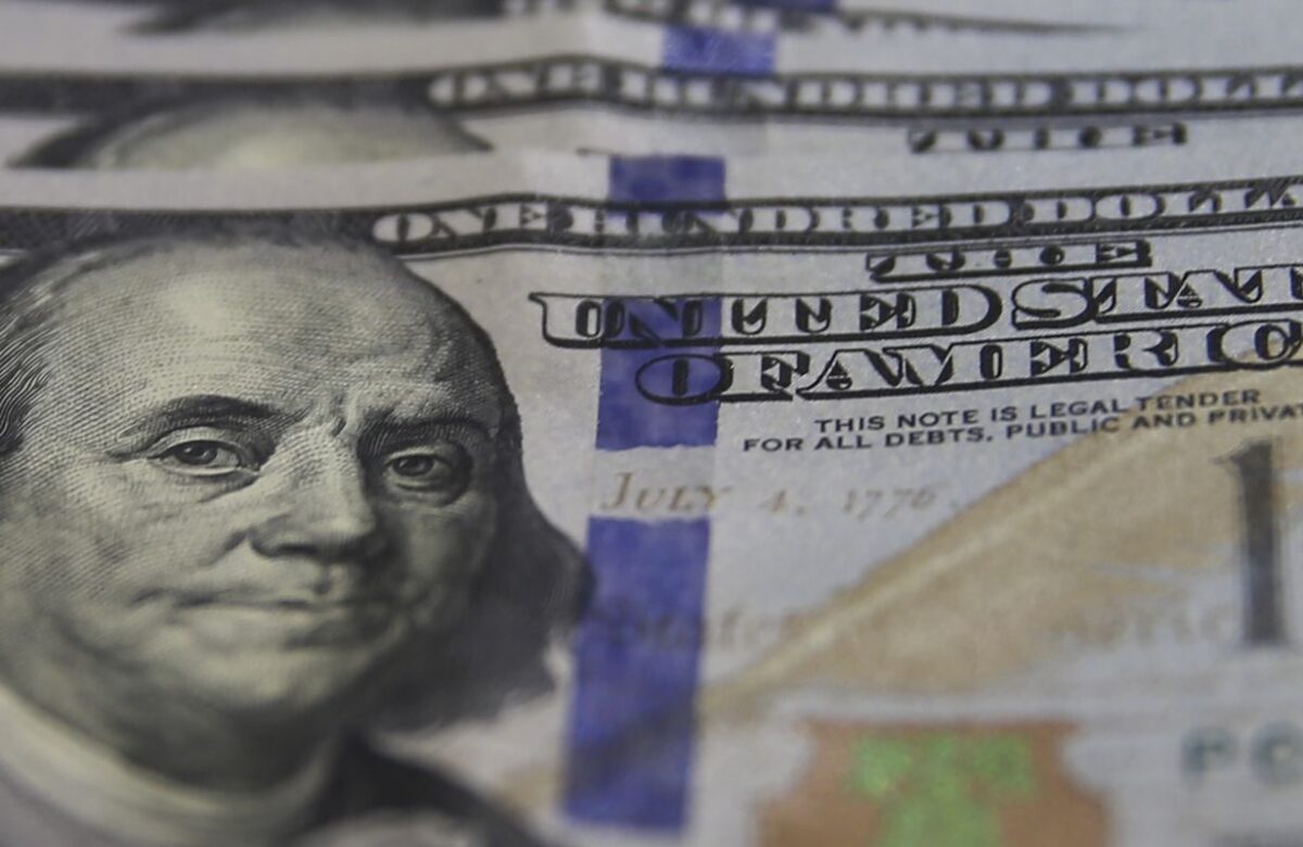 Dólar tem maior queda diária em dois anos e meio e fecha a R$ 5,75