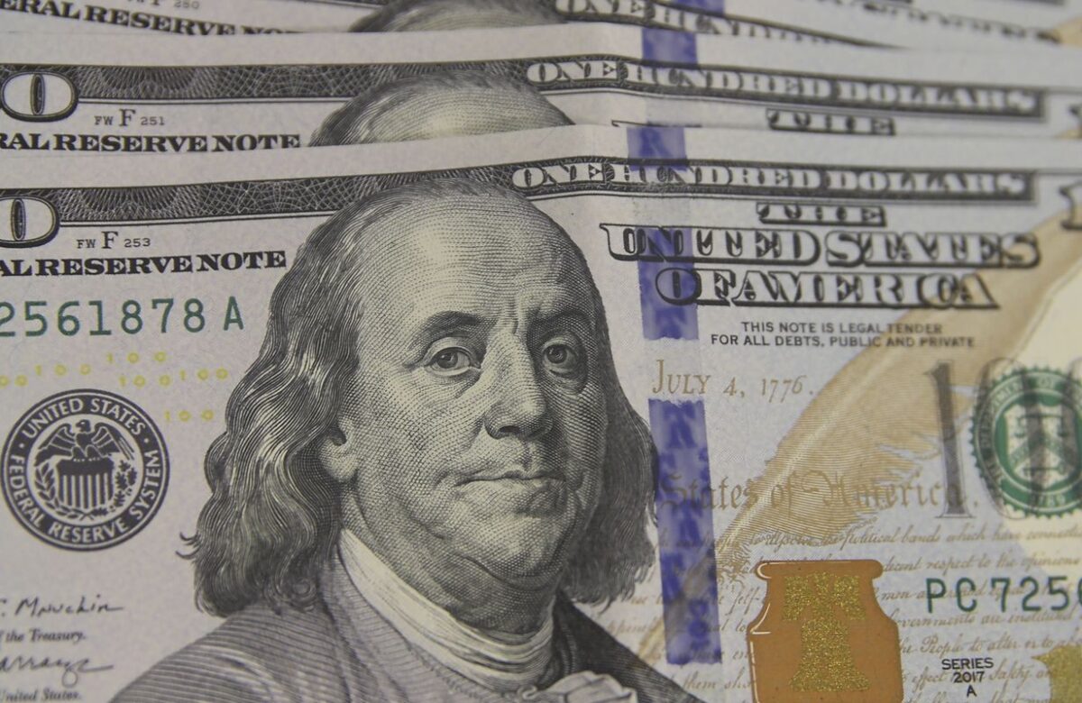 Dólar sobe para R$ 5,56 puxado pelo mercado externo