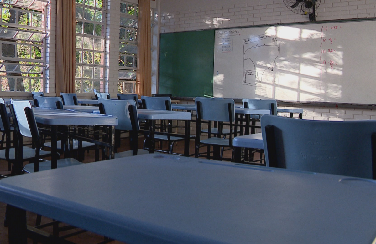 É #FAKE que governo federal anunciou vagas em escolas públicas com salários de até R$ 14,2 mil; trata-se de golpe | Fato ou Fake