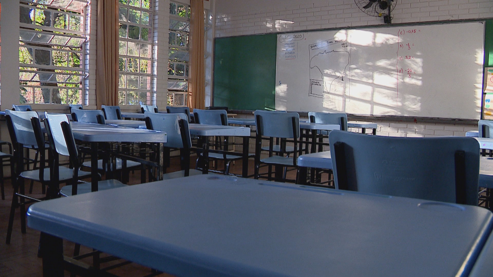 É #FAKE que governo federal anunciou vagas em escolas públicas com salários de até R$ 14,2 mil; trata-se de golpe | Fato ou Fake
