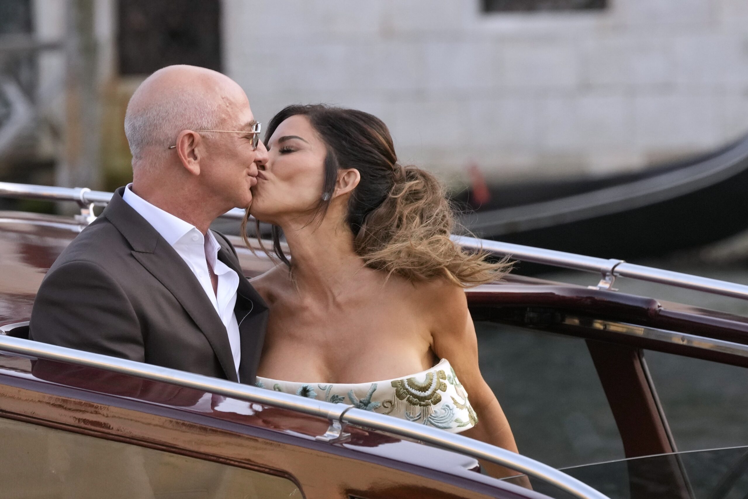 Bezos divulga foto de seu casamento milionário em Veneza