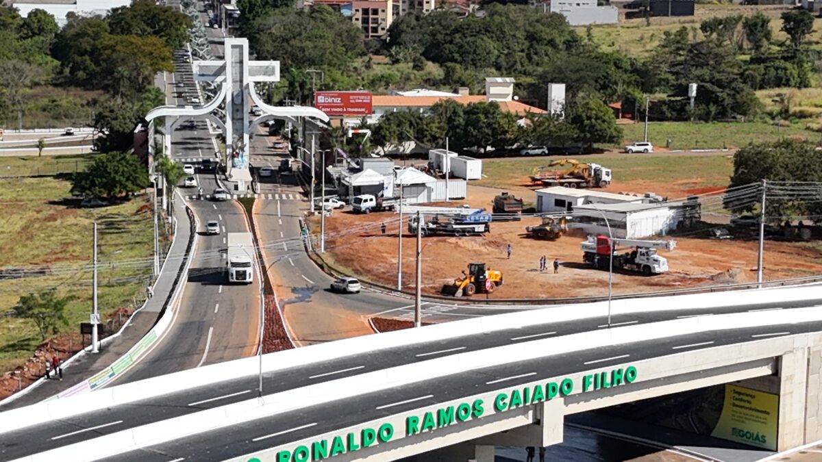 Caiado abre Romaria do Divino Pai Eterno com entrega de viaduto