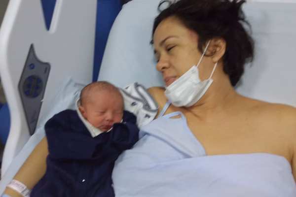 “Dor ao respirar era pior que o parto”, diz mulher com síndrome rara