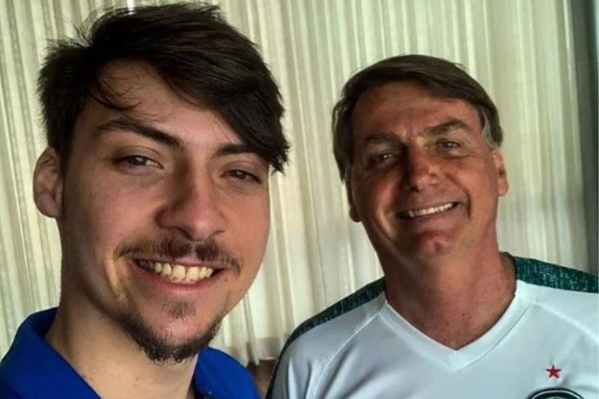 Filho de Bolsonaro propõe projeto contra comunistas e moção anti-Lula