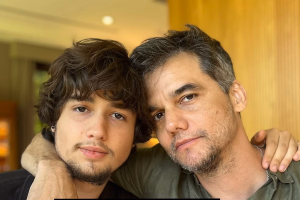 Filho de Wagner Moura posta foto com o pai e semelhança agita a web