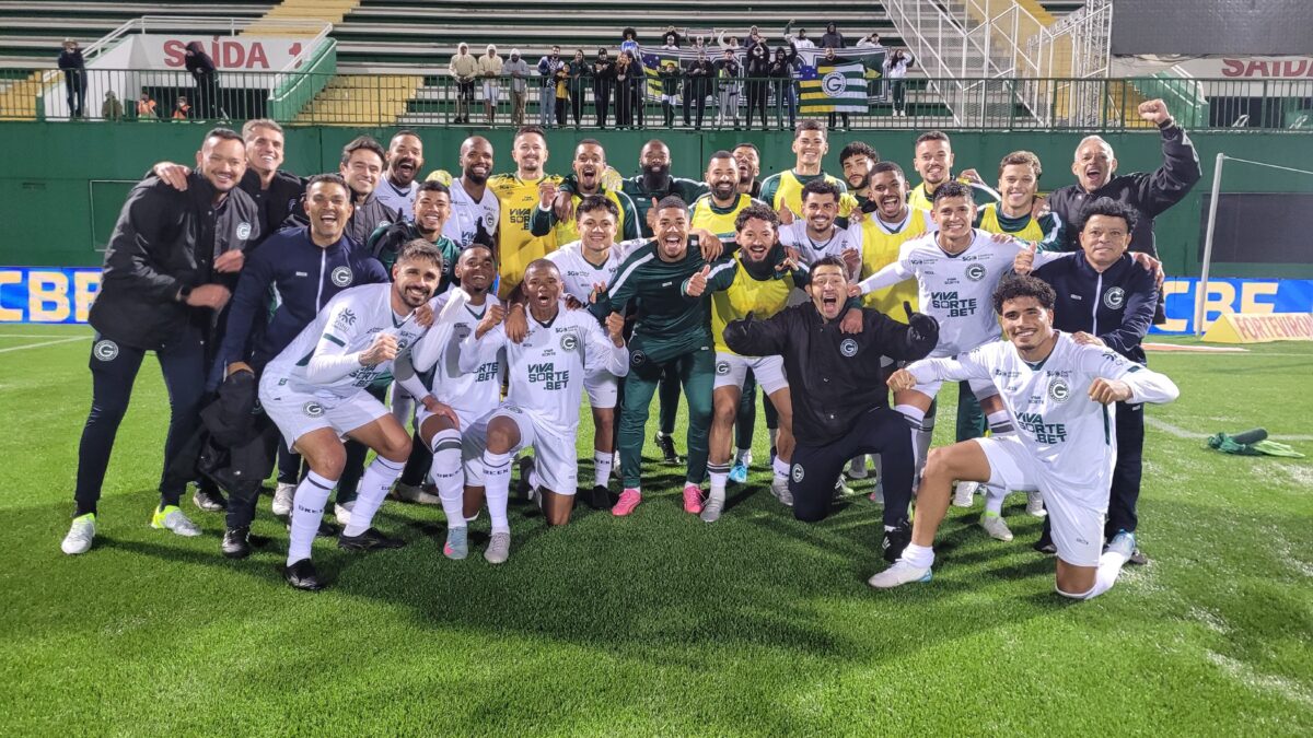 Goiás vira no último minuto de jogo, vence a Chapecoense e reassume liderança da Série B