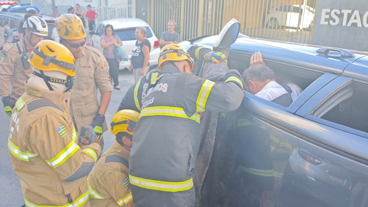 Idoso de 60 anos fica ferido após capotar carro em Goiânia
