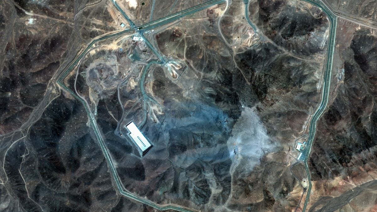 Imagens de satélite revelam impacto das superbombas no Irã