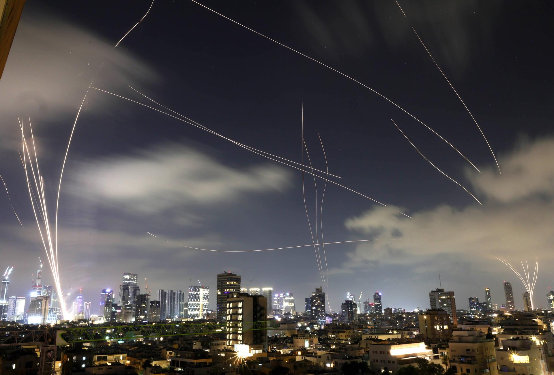 Irã faz nova onda de ataques e Israel responde com mísseis