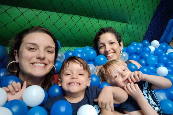 “Método dos sonhos”, diz casal após FIV com participação das duas mães