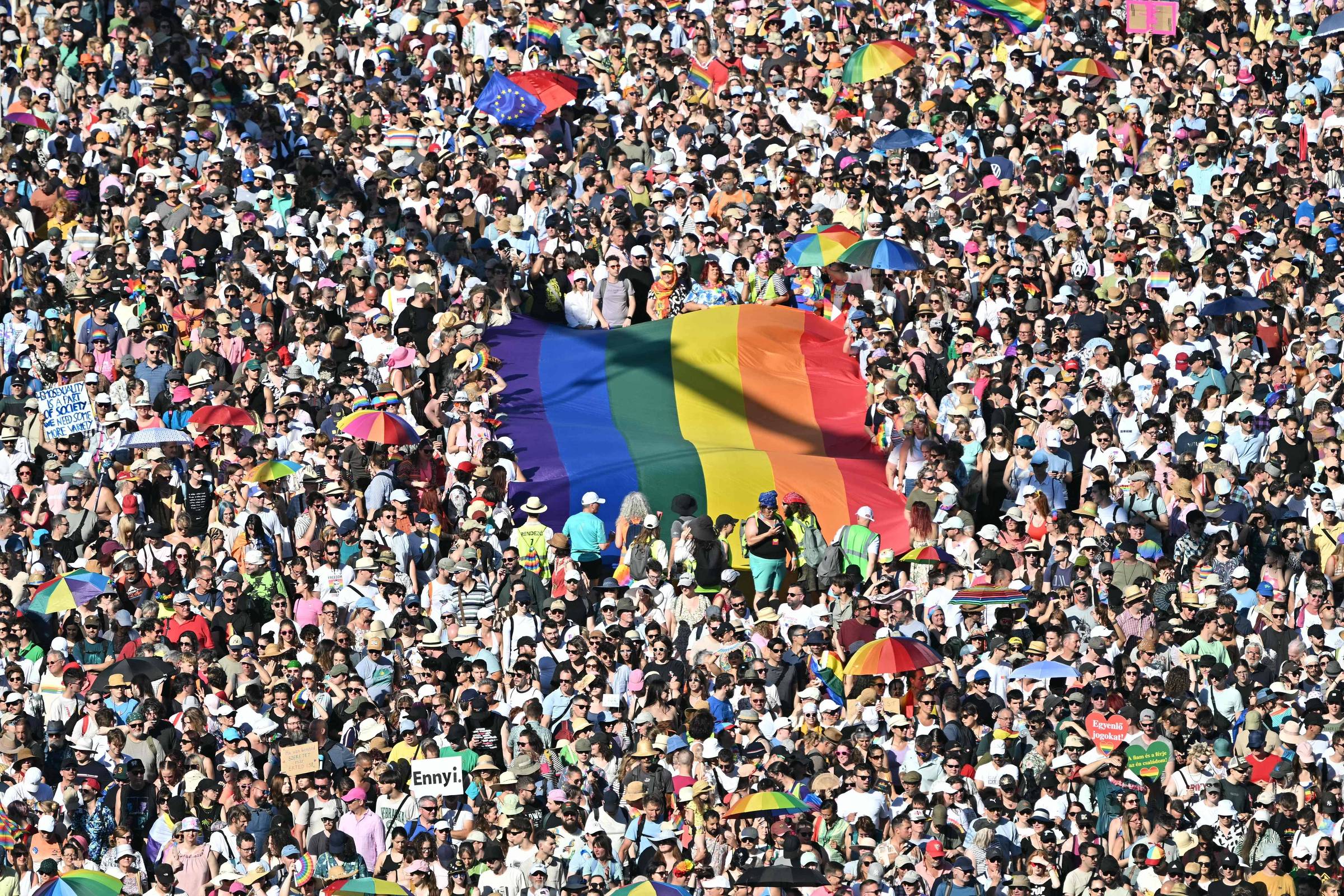 Milhares de pessoas desafiam governo Orbán em parada LGBT+ – 28/06/2025 – Mundo