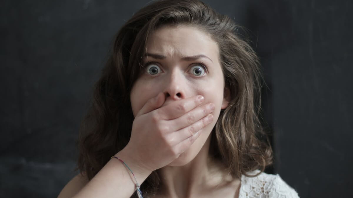 O que significa quando alguém arregala o olho ao falar comigo?