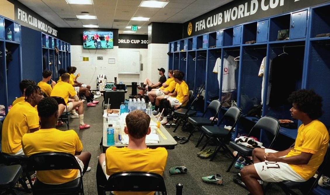 Por conta do calor, reservas do Borussia Dortmund assistem primeiro tempo de jogo contra o Mamelodi Sundowns no vestiário