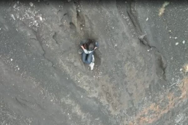 Resgate alcança brasileira que caiu durante trilha em vulcão. Vídeo