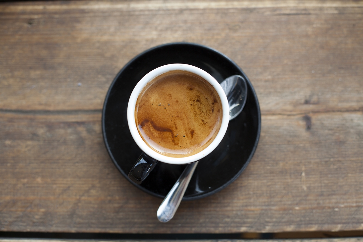 Sal no café: ciência explica benefícios da combinação inusitada