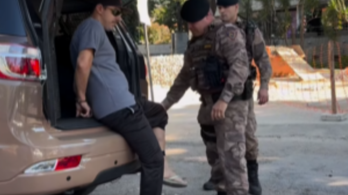 Vídeo da PM de Minas Gerais com “aula de etiqueta” no camburão