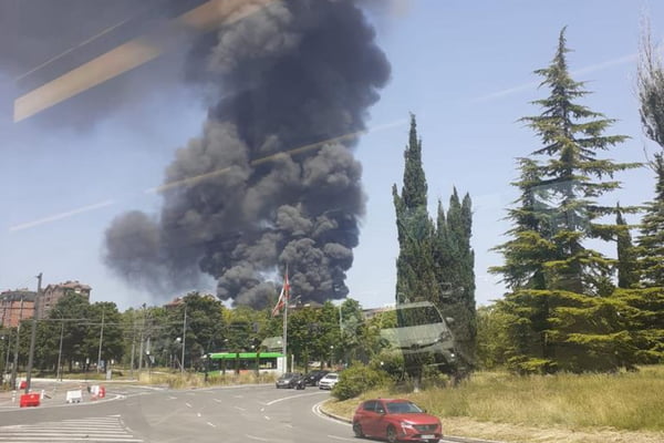 Vídeo: incêndio em fábrica obriga cidade da Espanha a se confinar