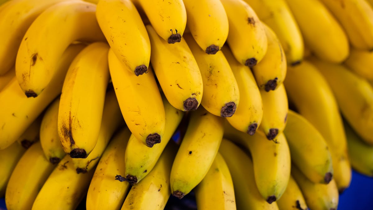 veja a forma recomendada de guardar bananas