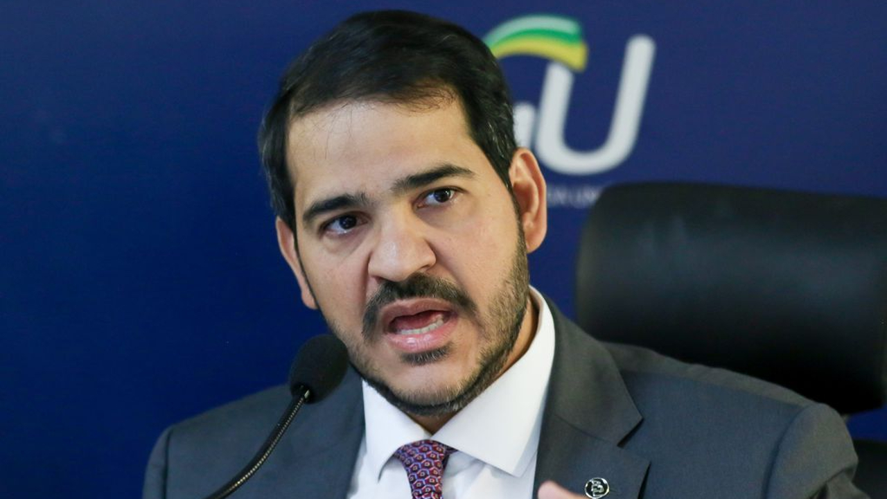 AGU pede investigação sobre suspeita de lucro com dólar