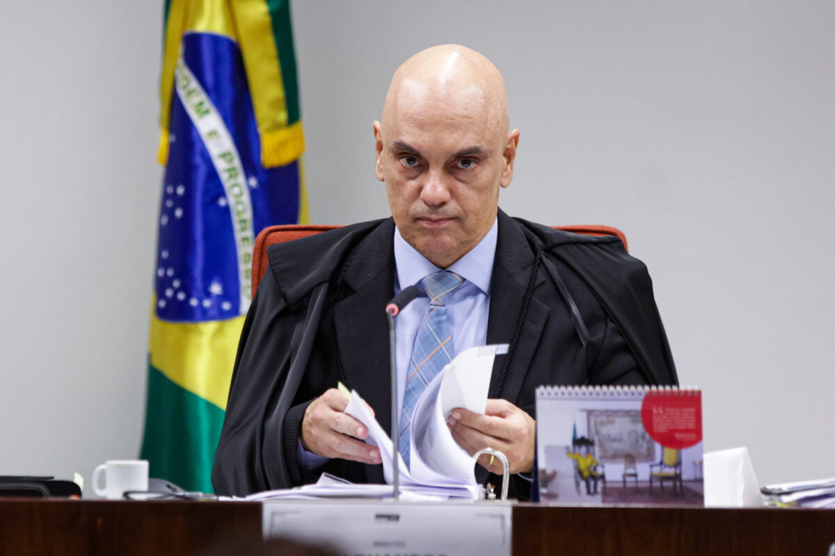 Advogado se irrita com risada de Cid e Moraes alerta: “Se comporte”