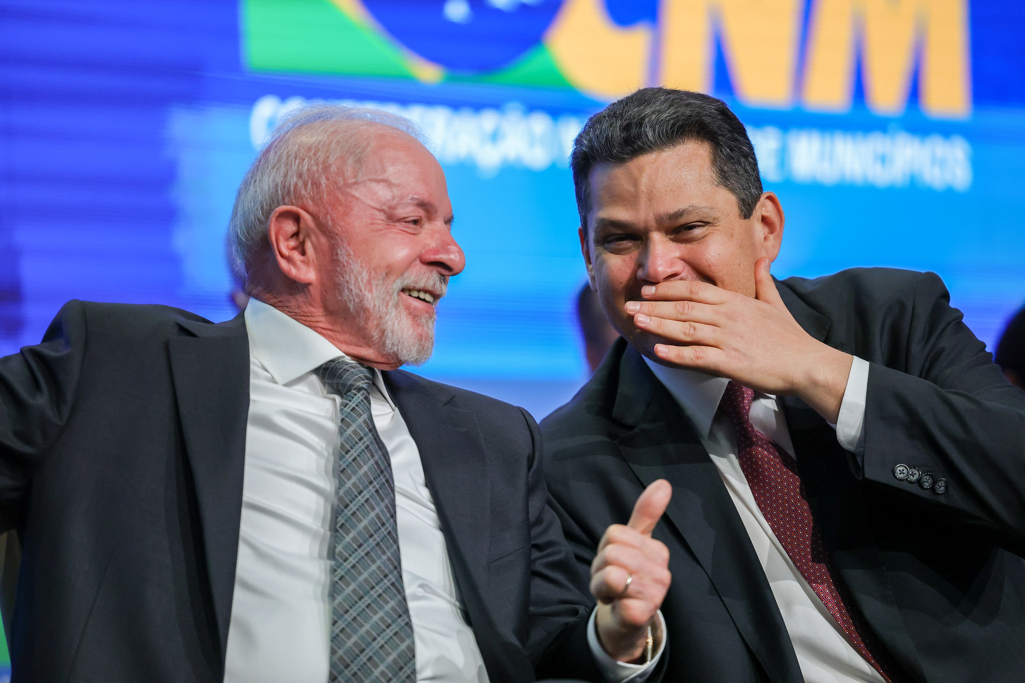 Alcolumbre sinaliza recuo e volta a negociar com Lula