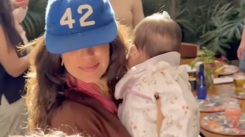 Andréia Horta faz rara aparição com a filha em seu aniversário