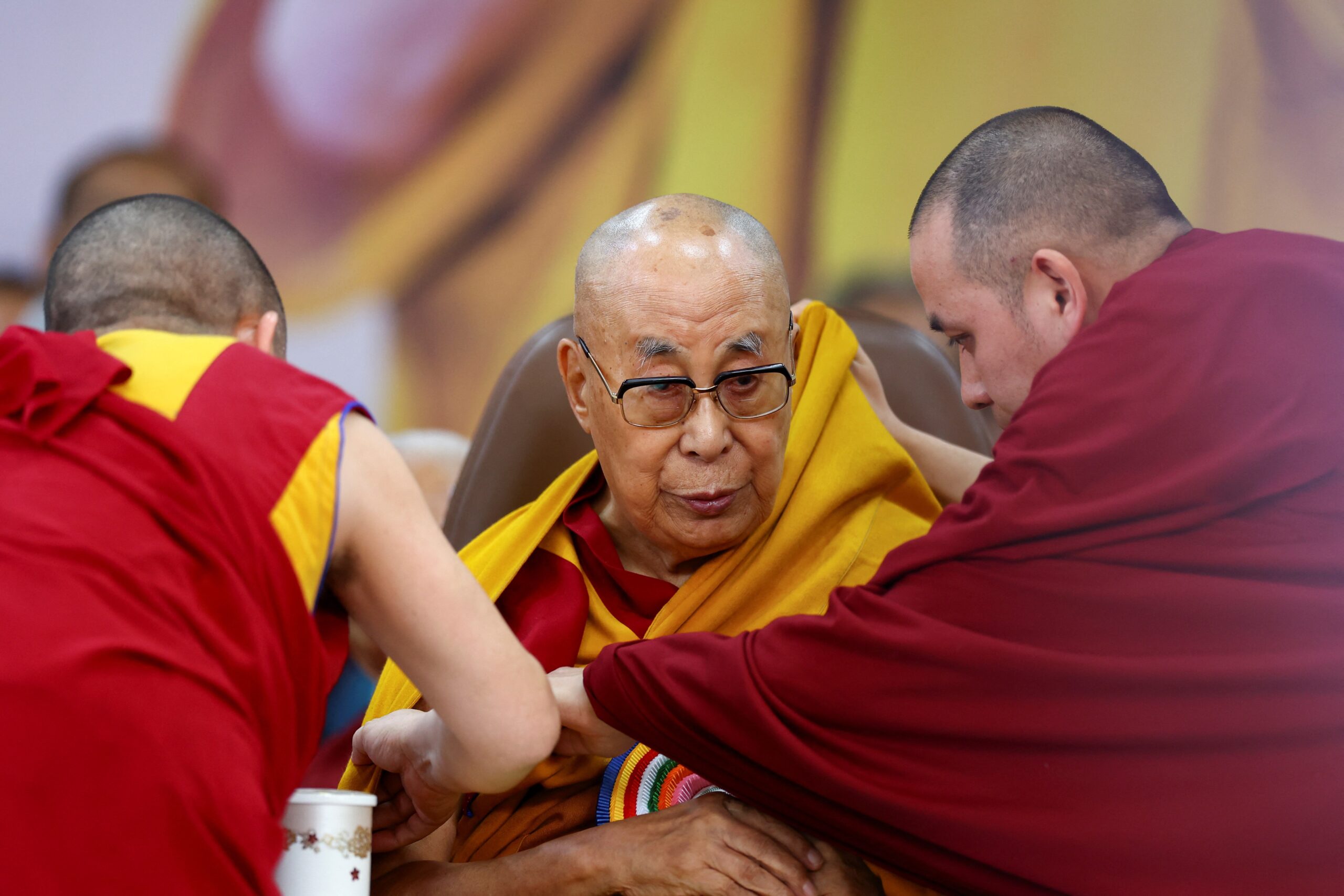 Aniversário de 90 anos de Dalai Lama tem dança, bolo de 9 andares e ator de Hollywood; VÍDEO | Mundo