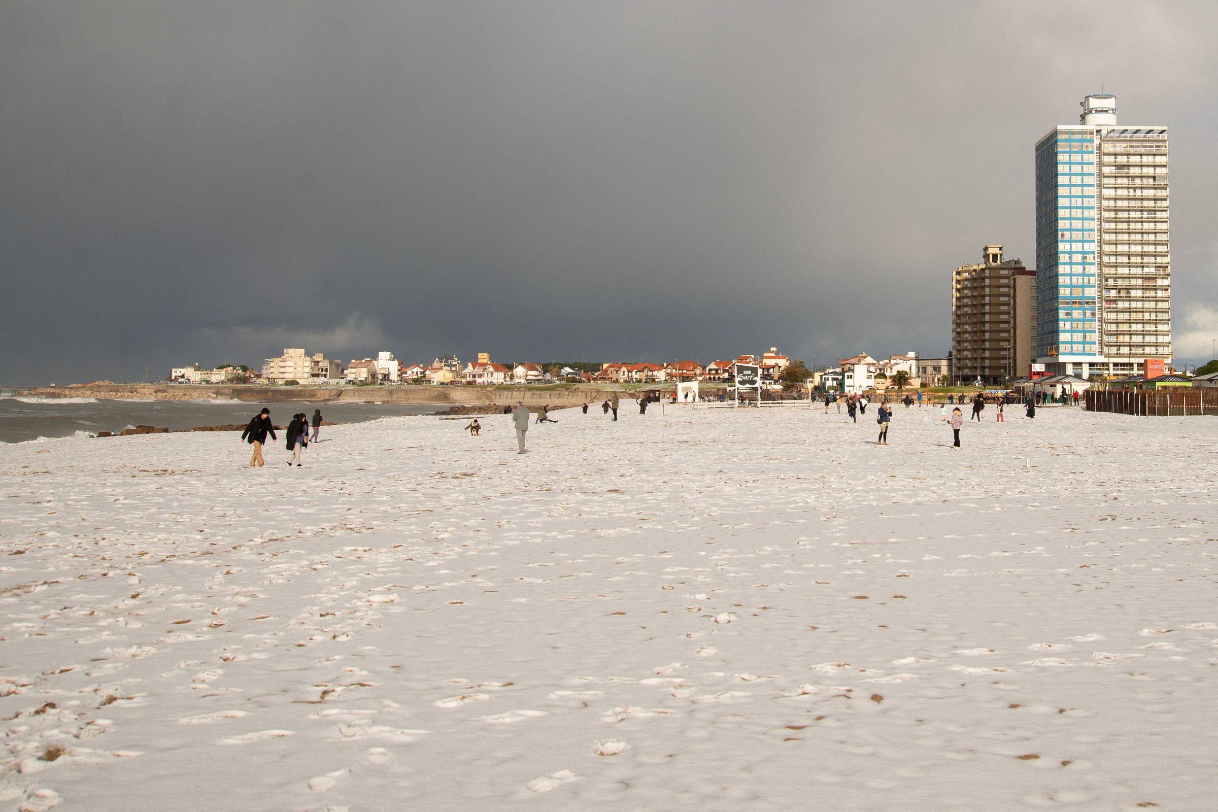 Argentina: Praias têm neve pela 1ª vez em três décadas – 01/07/2025 – Ambiente