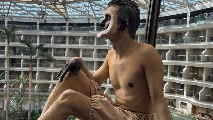 Artista indiano ganha fama nas redes ao incorporar “Monkey Man”