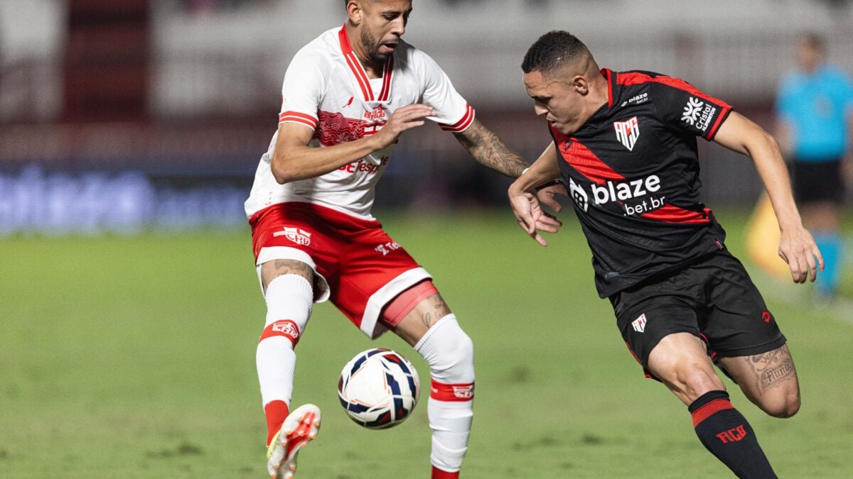 Atlético Goianiense vira o jogo contra o CRB e sobe na tabela da Série B