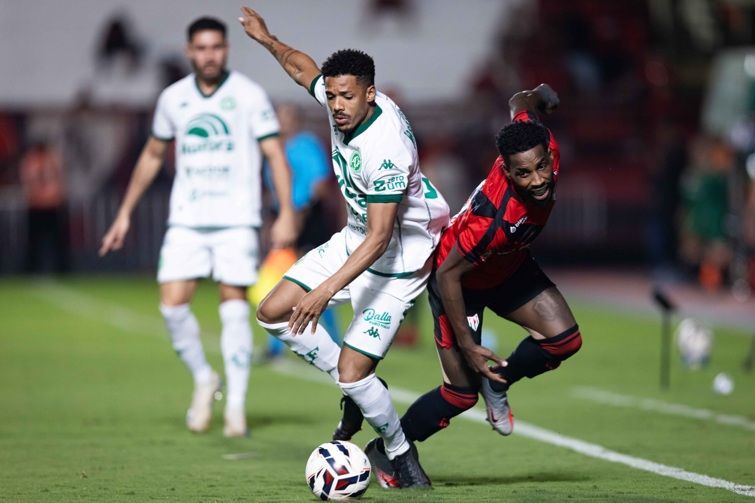 Atlético empata com a Chapecoense e chega a quatro jogos sem vencer na Série B