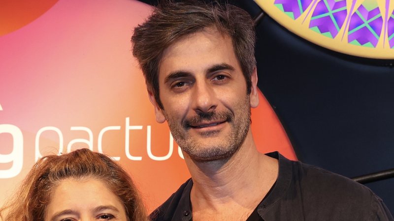 Ator de Êta Mundo Melhor, Flavio Tolezani faz rara aparição com a namorada no RJ