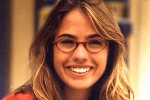 Atriz de Malhação relembra agressão de namorado que a deixou cega