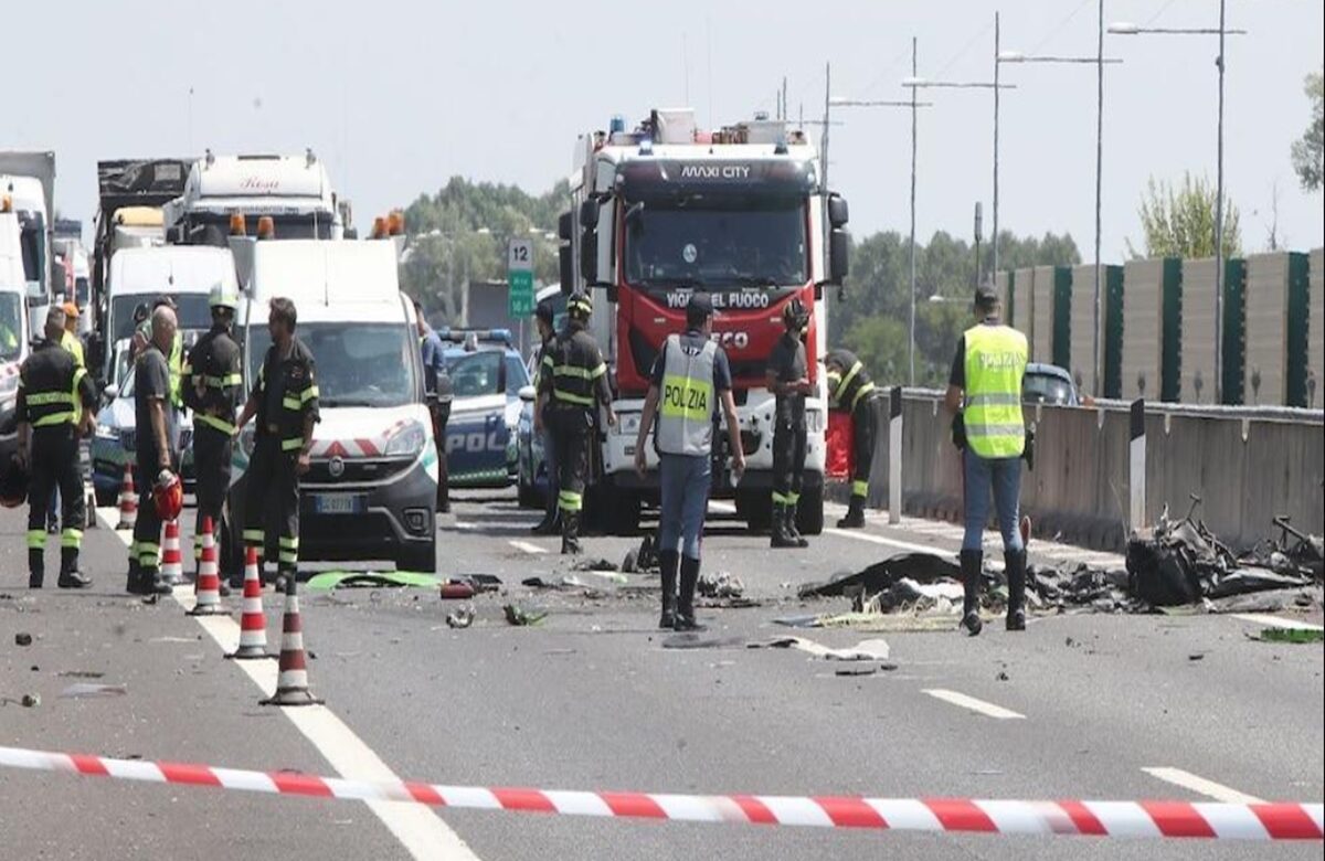 Avião ultraleve cai em rodovia e deixa 2 mortos na Itália. Vídeo