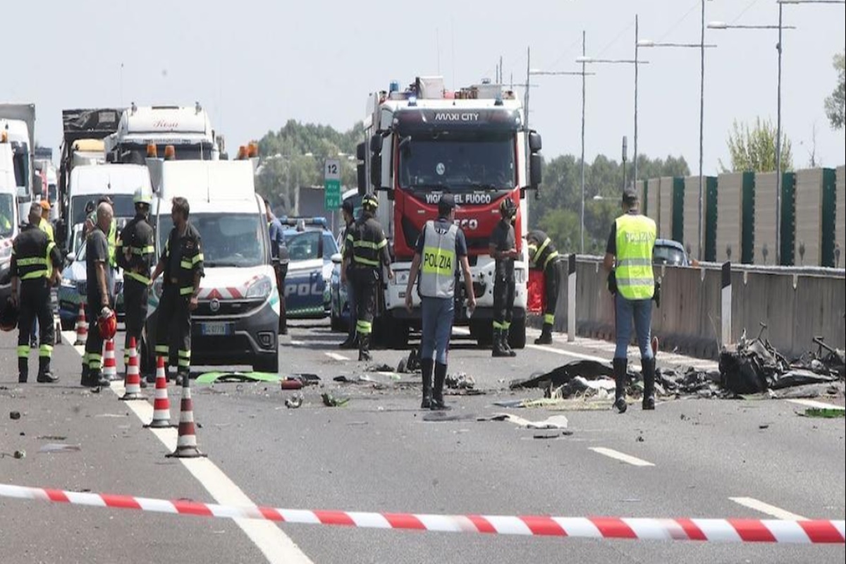 Avião ultraleve cai em rodovia e deixa 2 mortos na Itália. Vídeo
