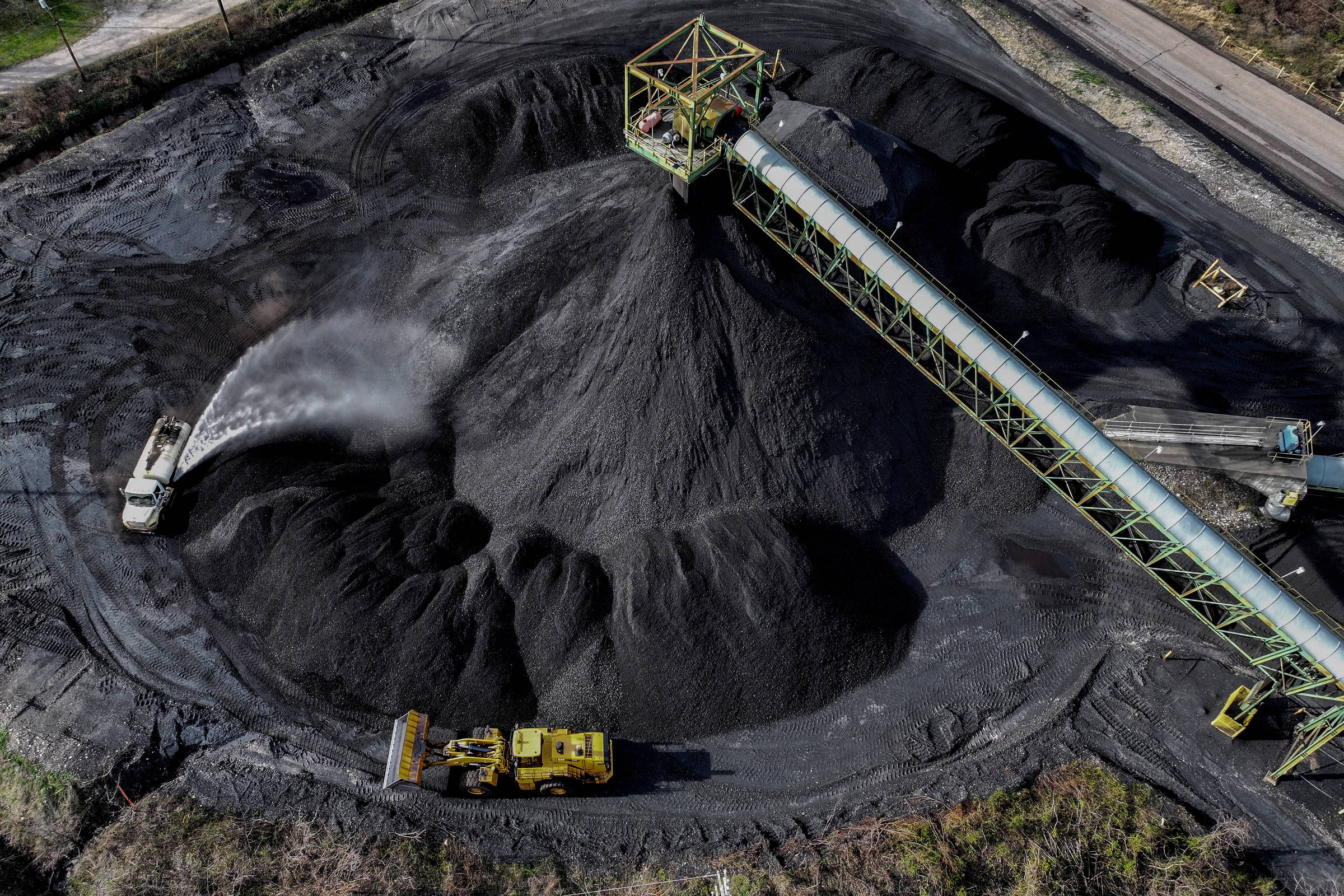 Bancos enviam mais de US$ 385 bi para indústria de energia a carvão desde 2021 – 08/07/2025 – Mercado