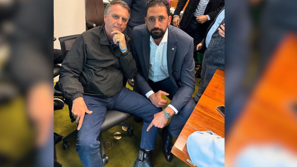Bolsonaro exibe tornozeleira em visita ao Congresso