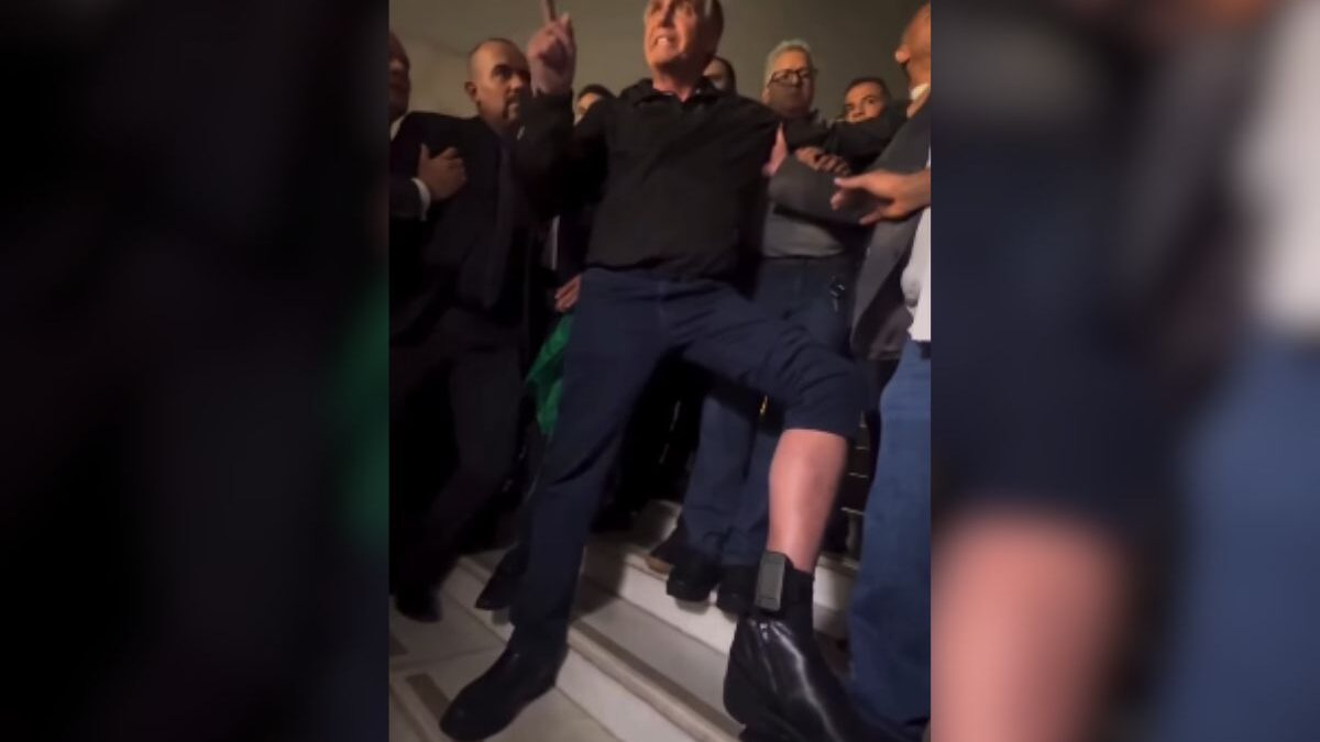 Bolsonaro exibe tornozeleira no Congresso: ‘não matei ninguém’