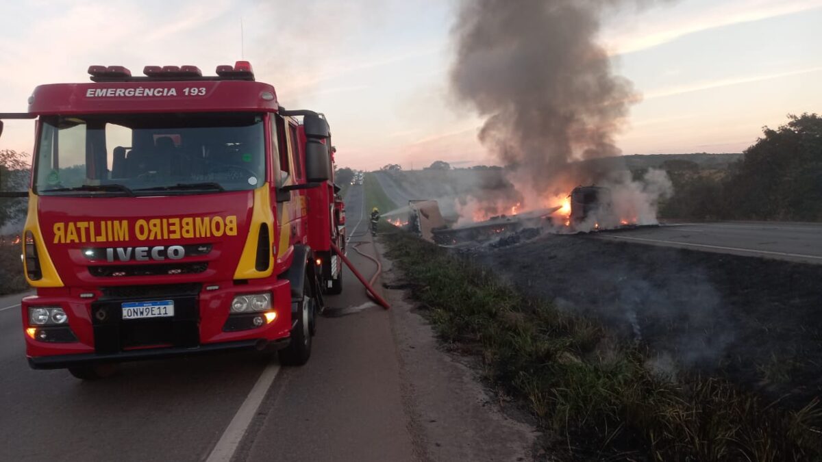 Bombeiros controlam incêndio na BR-153, em Morrinhos