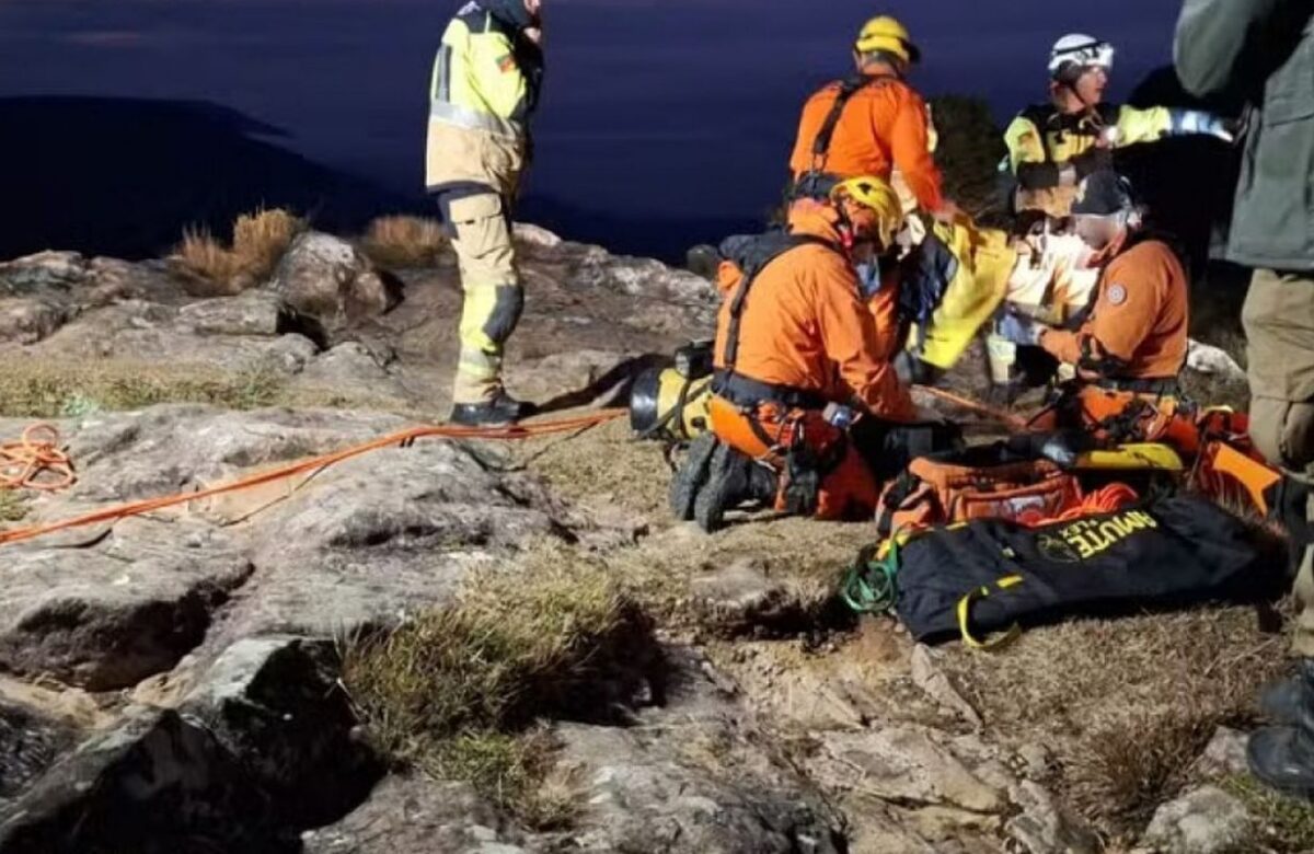 Bombeiros preparam resgate de criança que caiu em cânion no RS
