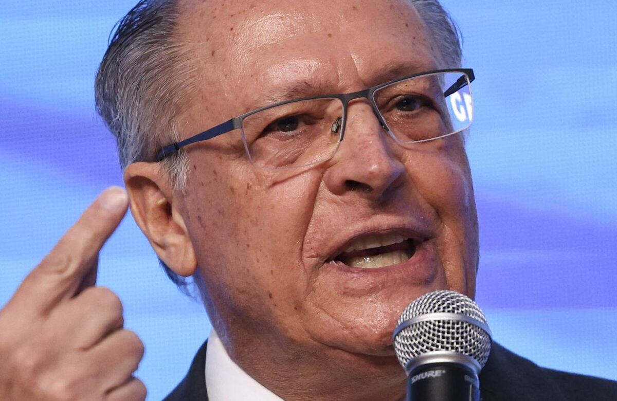 Brasil está conversando “com reserva” com Estados Unidos, diz Alckmin