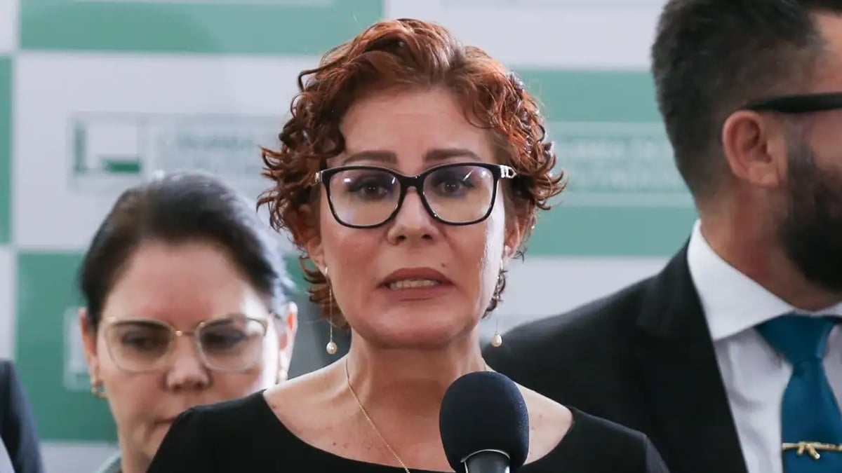Brasileiros celebram deputado italiano que entregou Zambelli
