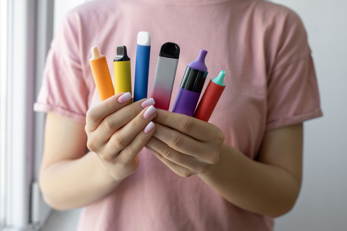 Busca por “vape” e “rouquidão” cresce e acende alerta para saúde vocal