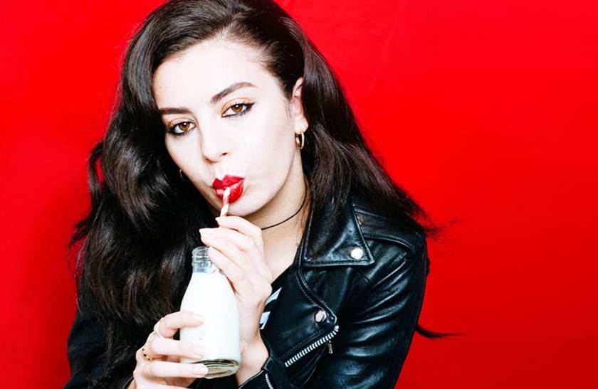 Charli XCX e George Daniel, do The 1975, se casam