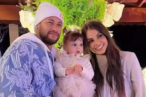 Irmã de Amanda Kimberlly debocha de notícia sobre pensão de Neymar