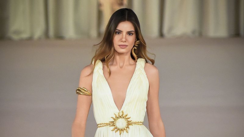 Com Camila Queiroz em desfile, Charth apresenta nova coleção e reinterpreta mitologia grega