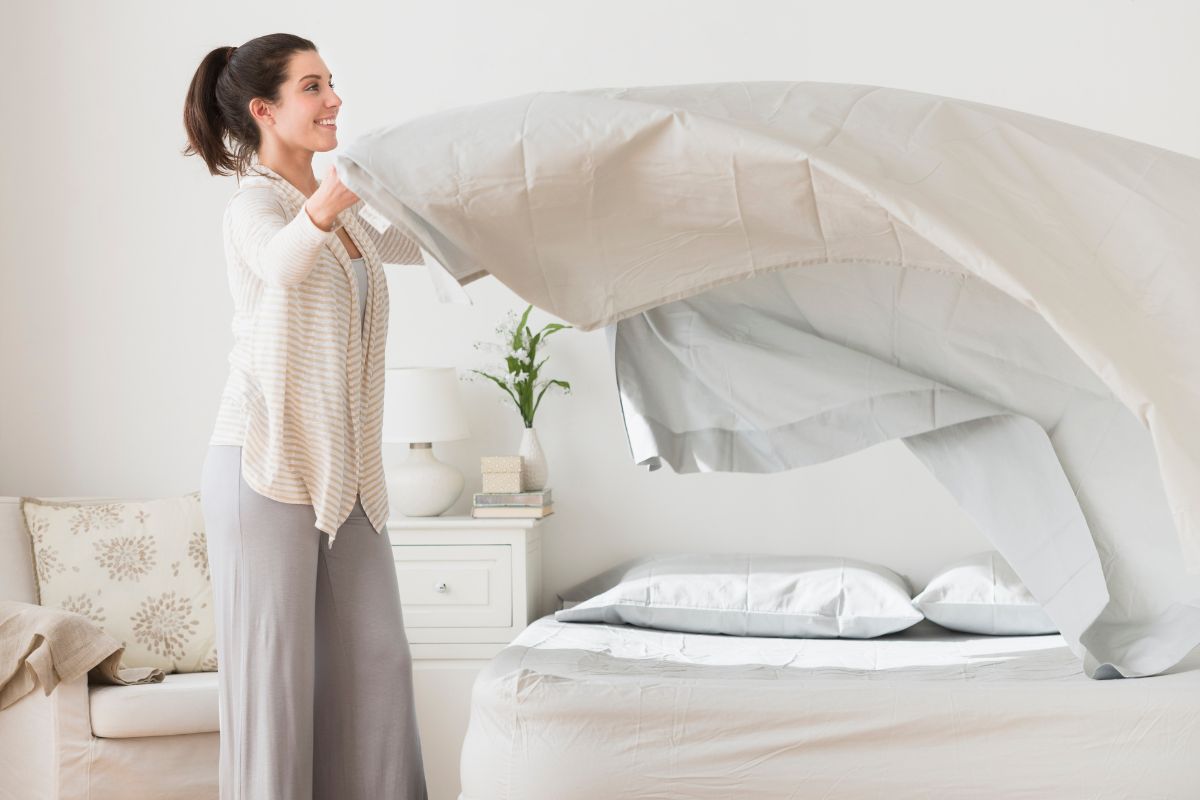 Com que frequência devo lavar a roupa de cama? Especialista explica