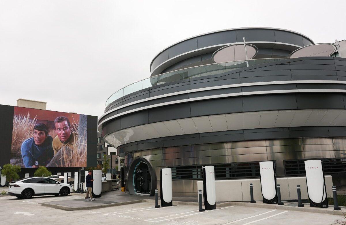 Como é o restaurante da Tesla, de Elon Musk, que não aceita dinheiro e serve lanches em embalagens de Cybertruck