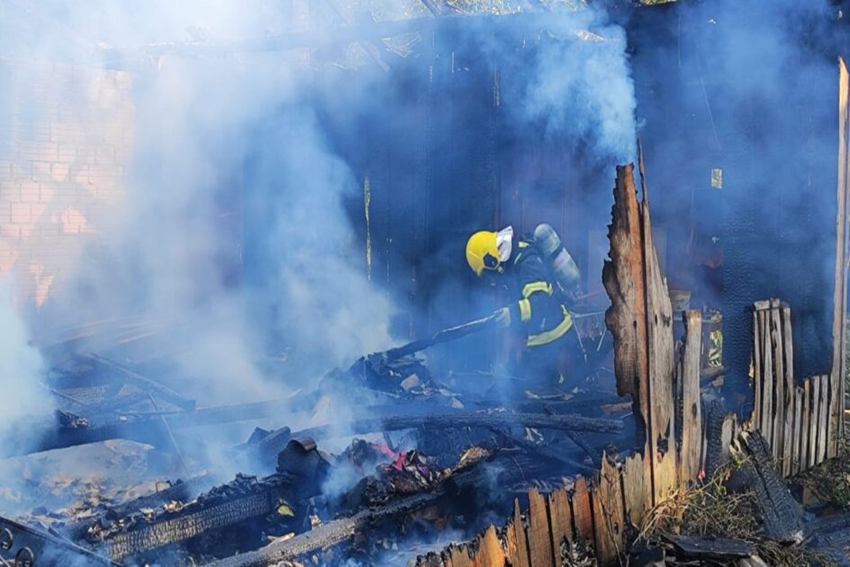 Criança alerta incêndio e mãe salva filhas, mas casa é destruída em SC