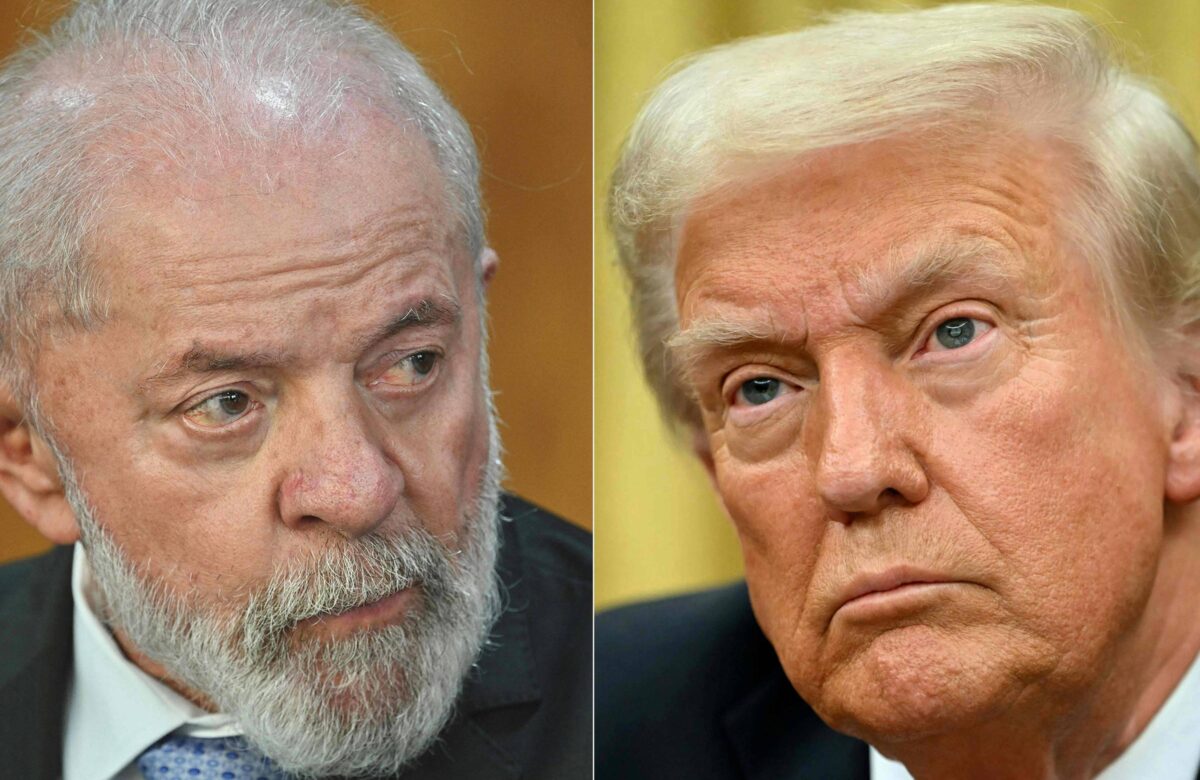 A imagem é dividida em duas partes. À esquerda, Lula, um homem com cabelo grisalho e barba, vestindo um terno escuro e uma gravata azul, olhando para a direita. À direita, Donald Trump, um homem com cabelo loiro e liso, com uma expressão séria, também vestindo um terno escuro. O fundo é desfocado, destacando os rostos dos dois homens.